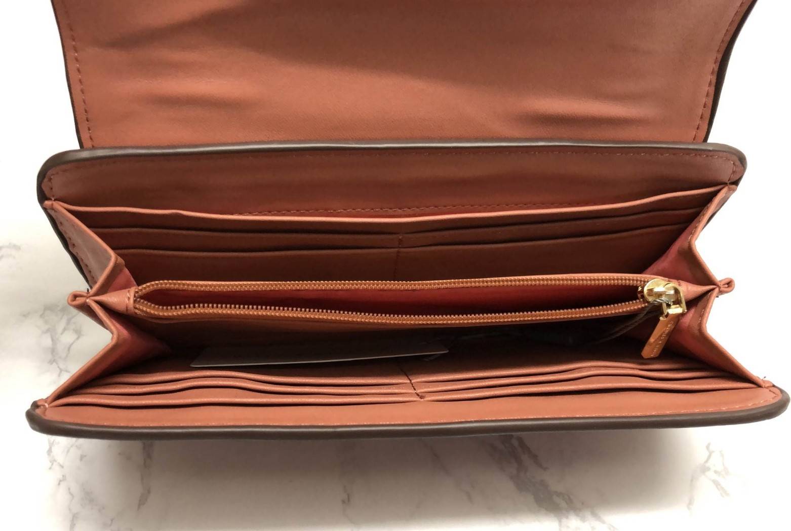 New arrival !!! CHARLES & KEITH STRAP DETAIL LONG WALLET BAG พร้อมส่งกระเป๋าสตางค์รุ่นใหม่ชนช็อป วัสดุหนังคาร์เวียสวย ดีไซน์เก๋แบบสายหนังคาดด้านหน้า เปิดปิดกระเป๋าแบบแม่เหล็ก ภายในมีช่องใส่ธนบัตร และช่องใส่บัตรถึง 10 ช่อง มีช่องซิปกลาง ด้านหลังกระเป๋ามีช่