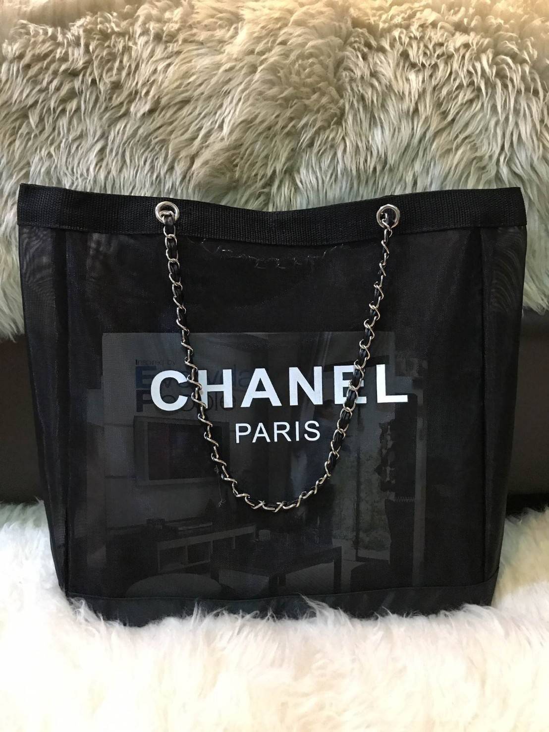 NEW! Chanel Shopping Bag With Chain กระเป๋าสะพายใบใหญ่ทรง Shopping Bag Limited Edition พรีเมี่ยมกิ้ฟของแท้นำเข้าจาก Chanel Perfume Counter ใบใหญ่วัสดุ Nylon โปร่งปั้มโลโก้แบรนด์สวยหรู เปิดปิดด้วยแถบแม่เหล็กซ่อนด้านใน บุฟองน้ำที่ฐานมาพร้อมสายสะพายโซ่ร้อยหน