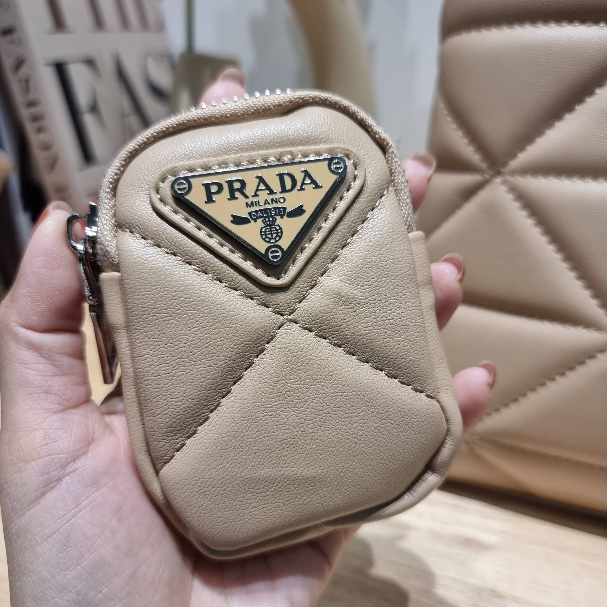 PRADA LEATHER PADDED BAG ใหม่ล่าสุด กับคอลเลคชั่นที่ทำออกมาตอบโจทย์ได้ทุกไลฟ์สไตล์ และเป็นยูนิเซ็กส์ กับกระเป๋าทรงโท้ท ขนาดกำลังดี วัสดุหนังเรียบ ตัดเย็บเดินเส้นลายตาราง ปากกระเป๋ามีซิปเปิดปิด ภายในเป็นช่องโล่ง