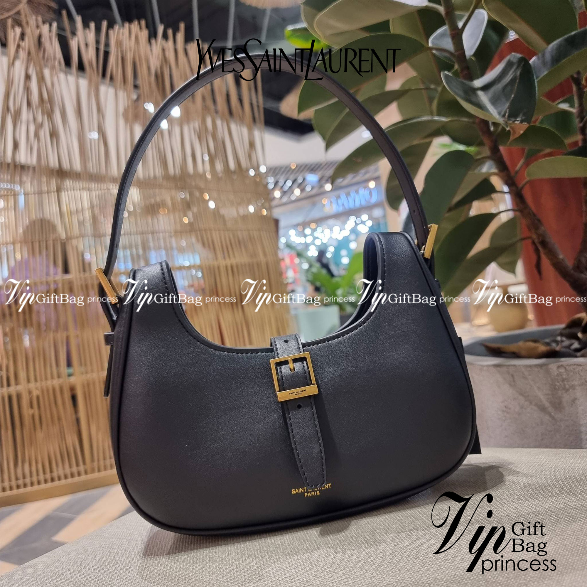 Yves Saint laurent le fermoir hobo bag in shiny leather / YSL hobo bag กระเป๋าสะพายไหล่ ดีเทลหรู สวยครบทุกมุม ตอบโจทย์สาวๆทุกไลฟ์สไตล์ เพราะใช้งานได้ง่ายและสะดวก vip พรีเมี่ยมกิ๊ฟจาก dytyfree วัสดุหนังวัวแท้เต็มใบ สัมผัสดีงามมากๆ น้ำหนักเบา ดูแพงที่สุด ปา