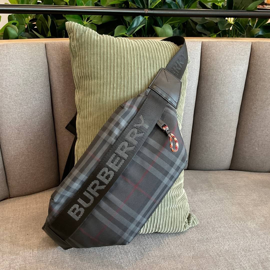 Burberry Vintage Check Sonny Belt Bag รุ่นใหม่ล่าสุด! BURBERRY FRAGRANCES BELT BAG วัสดุ100%POLYAMIDE (Nylon & Canvas)ทกระเป๋าคาดเอว คาดอกแบบ UNISEX ใช้ได้ทุกเพศ ลายวินเทจ