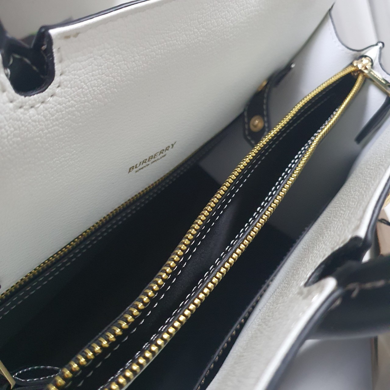 Burberry Small Leather Two-handle Title Bag In Black BURBERRY FRAGRANCES CROSSBODY BAG VIP GIFT WITH PURCHASE (GWP) พรีเมี่ยมกิ๊ฟ Limited Edition จาก BURBERRY PERFUME วัสดุ Geniune Leather ทรงเหลี่ยม TwoTone ดีไซน์สวยอยู่ทรง ด้านหน้ามีช่องใส่ของ ภายในโล่ง