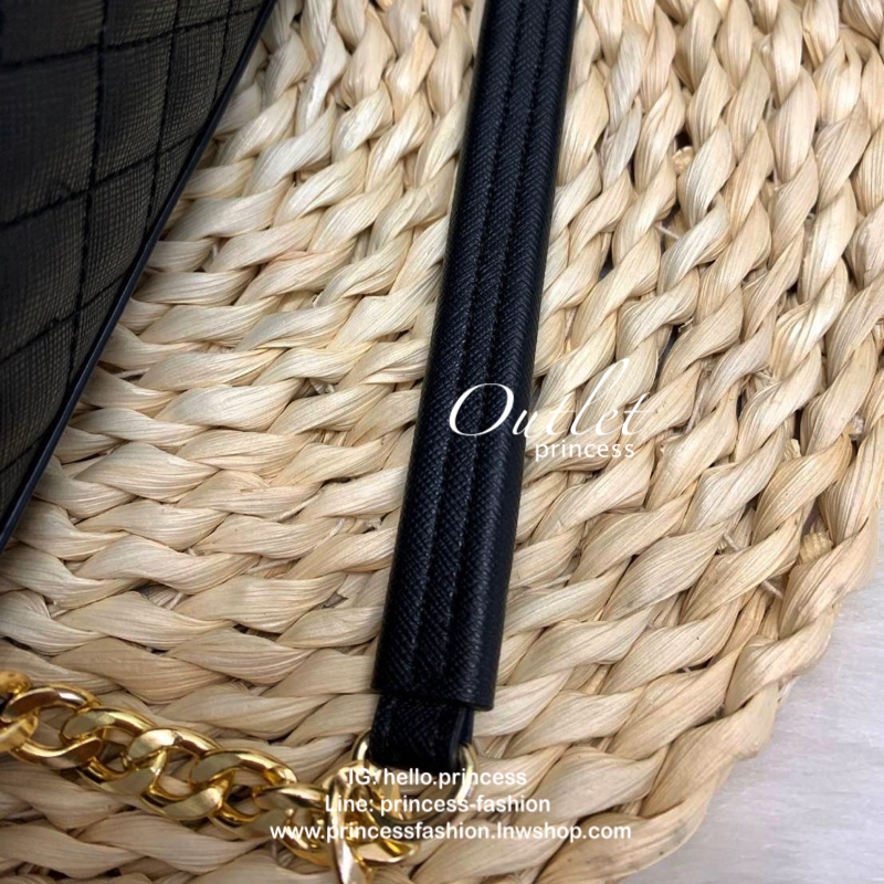 GUESS BALDWINPARK SHOULDER BAG กระเป๋าสะพายข้าง crossbody ดีไซน์สวยหรู ขนาดกำลังดี pu. ลายตาราง หนังนิ่ม เบา ด้านหน้ามี logo brand เปิดปิดกระเป๋าแบบกระดุมแม่เหล็ก ภายในกว้าง ใส่ wallet ยาว มือถือทุกรุ่น และของใช้ได้เยอะ มีช่องซิป พร้อมสายสะพายแบบโซ่อะไหล่