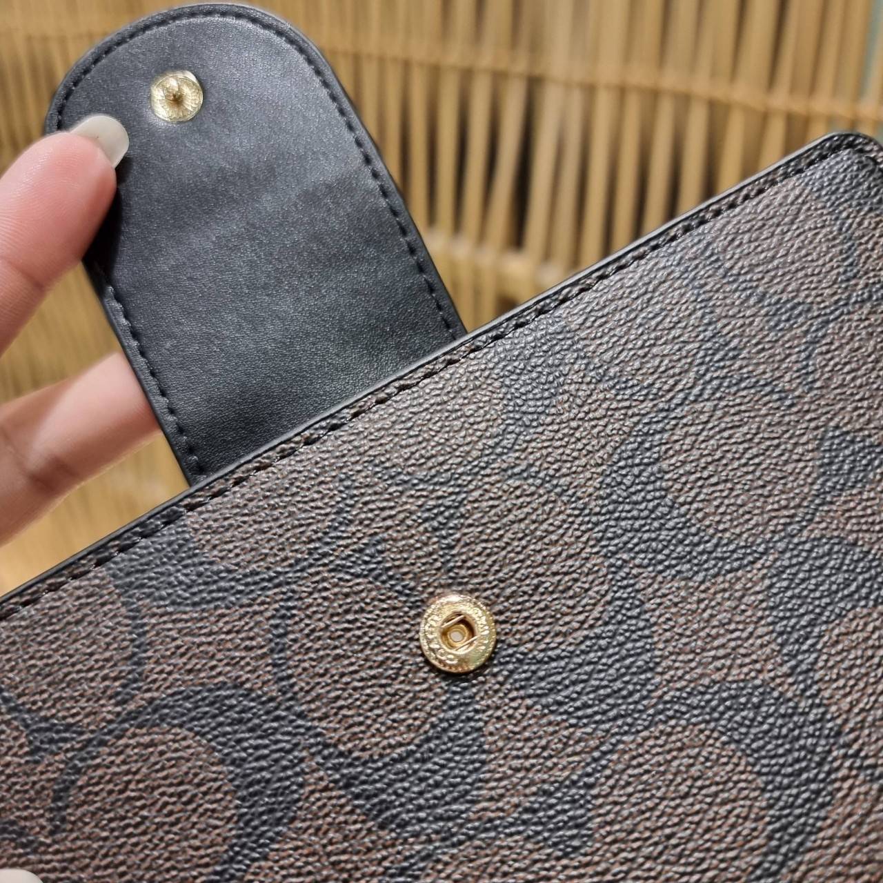 พร้อมส่ง 7 สี COACH C2874 TECH WALLET IN COLORBLOCK SIGNATURE CANVAS จัดให้สีใหม่ก่อนใคร!! ดีไซน์ใหม่ คอลเลคชั่นสวยหรู กระเป๋าสตางค์พร้อมสายคล้องมือ ง่ายต่อชีวิตมากจ้า!! มันดีอะไรเบอร์นี้ ใส่ได้ทั้งบัตร และโทรศัพท์ก็ใส่ได้ทุกรุ่น แถมยังมีช่องซิปแยกไปอีก ช