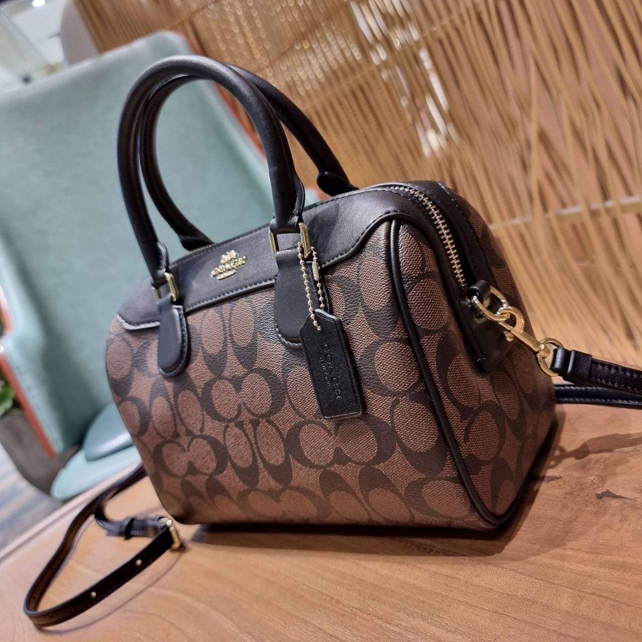 COACH F32203 MINI BENNETT SATCHEL IN SIGNATURE CANVAS กลับมาอีกครั้ง!! กับกระเป๋าทรงหมอนยอดฮิต 🥳 มีกี่สีก็ขายหมด วัสดุหนังแคนวาสเคลือบลาย ทรงสวยใช้งานได้ทุกโอกาส ภายในโล่งกว้างใส่ของได้เยอะ มีหูจับในตัว และสายสะพาย crossbody ปรับได้ตามตัว ใบนี้ไม่