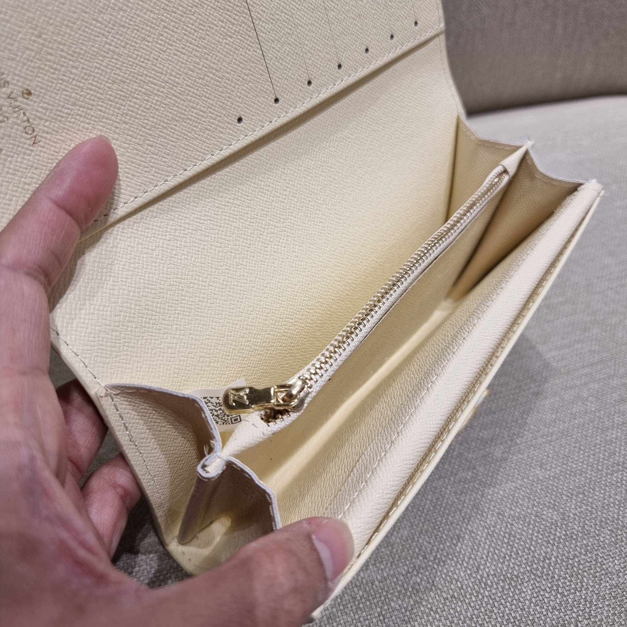 VIP 】ได้เวลาเปลี่ยนกระเป๋าสตางค์รับทรัพย์กันแล้ว!! LV vip wallet กระเป๋าสตางค์พรีเมี่ยมกิ๊ฟ เป็นไอเท็มหายาก ที่สาวๆต้องว้าว!! ใบยาวขนาดกำลังเหมาะมือ ถือแล้วขับผิวทุกสี วัสดุหนังแคนวาส ทนทาน เปิด-ปิดด้วยกระดุม ภายในมีช่องใส่บัตรเยอะมาก แบ่งสัดส่วนสวย ใส่ธน