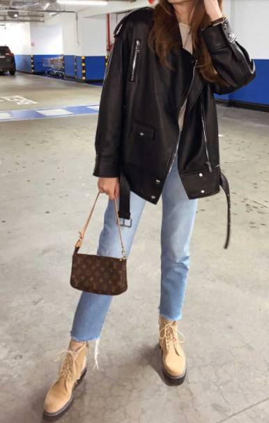 น้องน่ารักน่าใช้มากๆค่ะ LOUIS VUITTON POCHETTE ((Premium Gift Lv)) กระเป๋าหิ้ว//คล้องไหล่//สะพายข้าง//หรือถือแบบคลัท ชิลๆได้เลยค่า หนังแกะแท้นิ่มสวย เปิดปิดกระเป๋าแบบซิป ภายในสามารถใส่กระเป๋าเงินใบกลางได้; มือถือได้;พาสปอร์ตได้;ของจำเป็นจุกจิกสาวๆได้เยอะเ