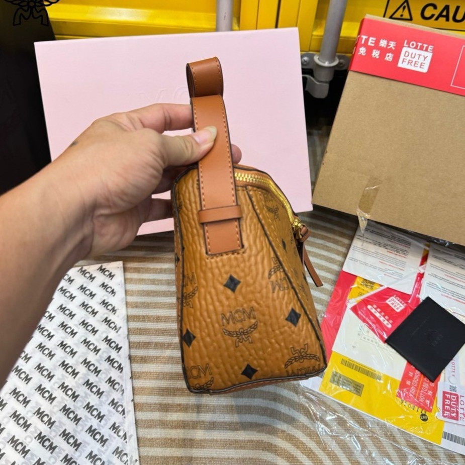 M.C.M Diamant 3D Shoulder Bag in Visetos Leather Mix ดีไซน์ใหม่ กับคอลเลคชั่นสุดปัง สวยหรูในแบบฉบับคนมีสไตล์ ขนาดกำลังดั สะพายง่าย ใช้งานสะดวกคล่องตัว รูปทรงแปลกใหม่มีความเหลี่ยมมุมเหมือนเพชร