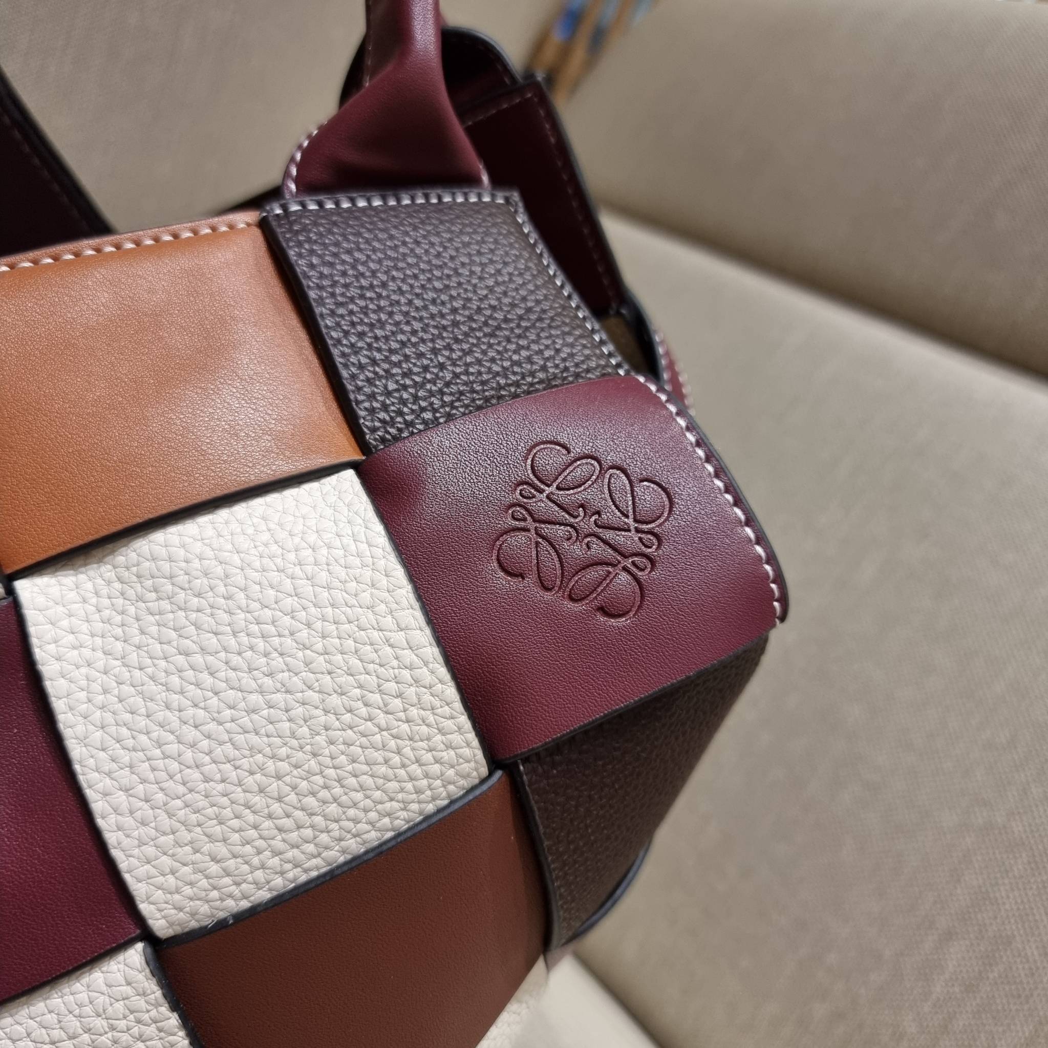 VIP 】LOEWE SURPLUS LEATHER WOVEN BASKET BAG IN CLASSIC CALFSKIN ใหม่ล่าสุดและสวยที่สุด กระเป๋าสะพานที่ถักทอด้วยความปราณีต โดดเด่นด้วยสีที่จับมาคอนทราสได้ลงตัว ใบใหญ่จุได้แบบเน้นๆ วัสดุหนังวัวแท้เต็มใบ หรูเลิศ ปากกระเป๋ามีสายหนังสำหรับผูกรวบปากกระเป๋า ภายใ