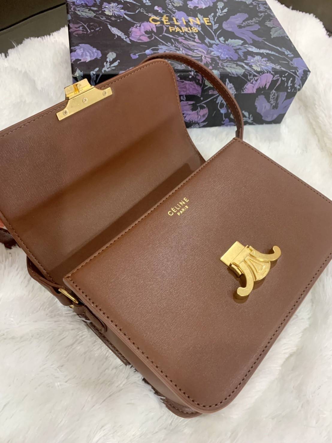 VIP 】CELINE Medium Triomphe Bag In Shiny Calfskin Medium Triomphe Bag In Shiny Calfskin GIFT WITH PURCHASE (GWP) พรีเมี่ยมกิ๊ฟ Limited Edition จาก CELINE PERFUME DUTY FREE COUNTER วัสดุหนังแท้ (Calfskin) ซับในเป็นหนังแกะ (Lambskin) รูปทรงสี่เหลี่ยมผืนผ้า 