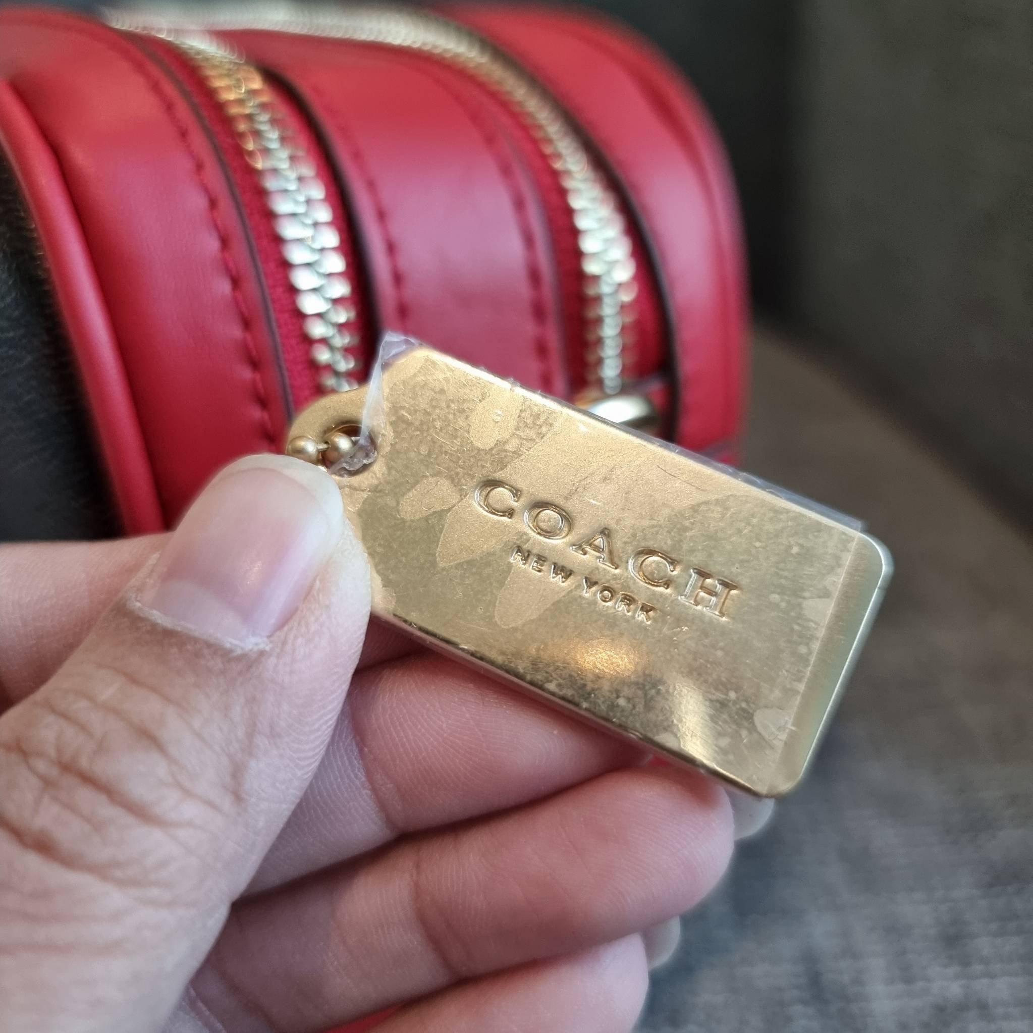 OUTLET 】COACH F68168 JES CROSSBODY IN SIGNATURE CANVAS รุ่นยอดฮิต!! กระเป๋าสะพายข้าง รุ่น 2 ซิป ใบใหญ่จุใจ สีคลาสสิคขายดี!! วัสดุหนังแคนวาสเคลือบลาย เปิด-ปิดด้วยซิป 2 ช่องหลัก ใช้งานง่าย ทรงสวยมากๆรุ่นนี้ มาพร้อมสายสะพาย crossbody ปรับได้ตามตัว ภายในใส่ขอ