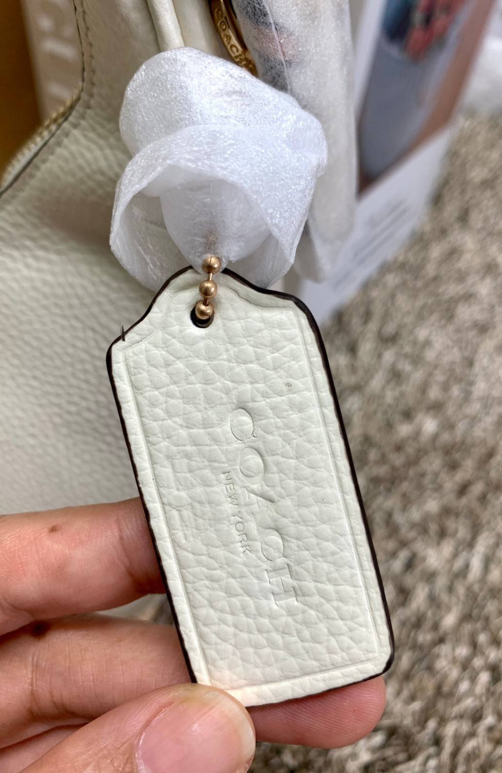 COACH BAILEY HOBO WITH WHIPSTITCH ((C4108//C1322)) พร้อมส่งที่ไทย!! สวยจริงไม่จกตาแน่นอนค่าา กระเป๋าทรงโค้ง ใช้แบบหิ้วหรือคล้องไหล่ก็ดูดี ใช้วัสดุหนังแท้ชั้นดี หนังสวยมากๆค่ะ ด้านหน้าใช้อะไหล่แบรนด์ตัวใหญ่ หรู ดูสะดุดตามีเดียว