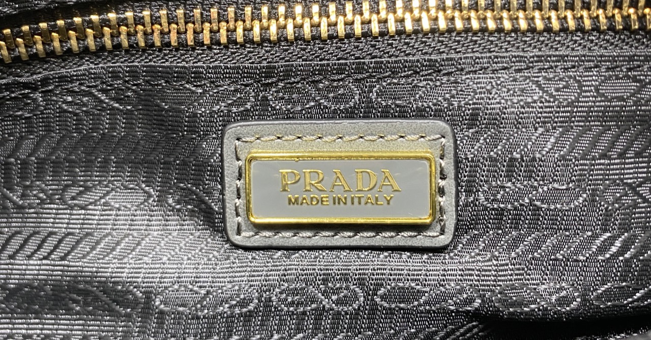 ORI หนังแท้ | Prada Bonnie medium leather handbag 32cm กระเป๋าสะพายทรงโท้ท โดดเด่นด้วยดีไซน์ที่เน้นความประณีตแต่ใช้งานได้จริง หนังเนื้อนุ่มเคลือบเงา เน้นย้ำเสน่ห์อันทันสมัยและใช้งานได้หลากหลาย