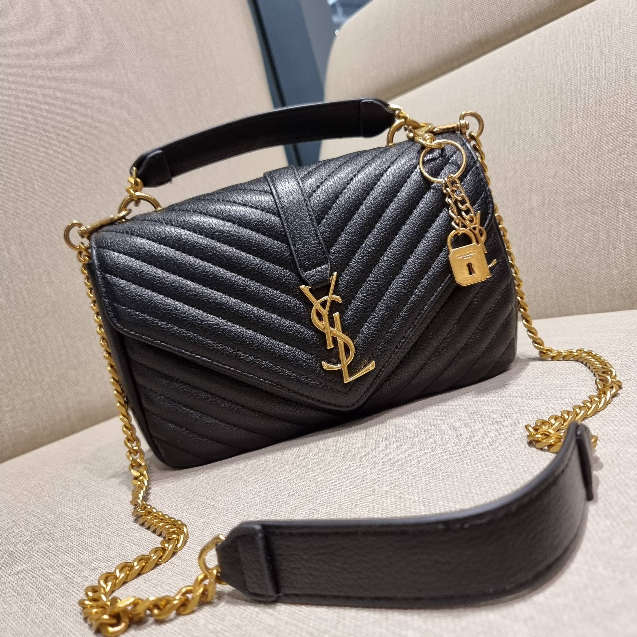 Yves Saint laurent crossbody boutique vip bag กระเป๋าสะพายไหล่ ดีไซน์ทรงสวยหรู พิเศษ แถมฟรี พวงกุญแจห้อยโลโก้ ดูแพงไปหมดจริงๆไอเท็มนี้ วัสดุหนังสังเคราะห์ลายคาร์เวีย เปิด-ปิดด้วยกระดุมแม่เหล็ก ภายในโล่งกว้าง แบ่งสัดส่วนไว้อย่างดี มาพร้อมหูจับในตัว และสายส