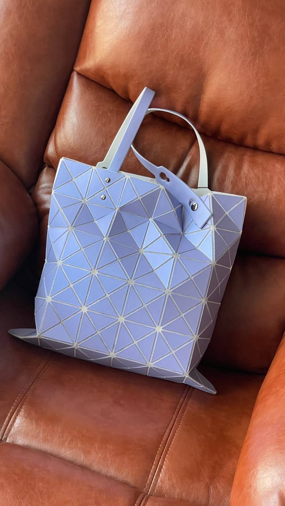 ORIGINAL 🌸 BAO BAO ISSEY MIYAKE LUCENT 6X6 matte tote bag เป็นซีรีส์ที่โดดเด่นด้วยโทนสีสว่าง โดดเด่นด้วยลักษณะต่างๆ เช่น ตาข่ายสว่างที่มองเห็นได้ผ่านช่องว่างระหว่างชิ้นสามเหลี่ยม