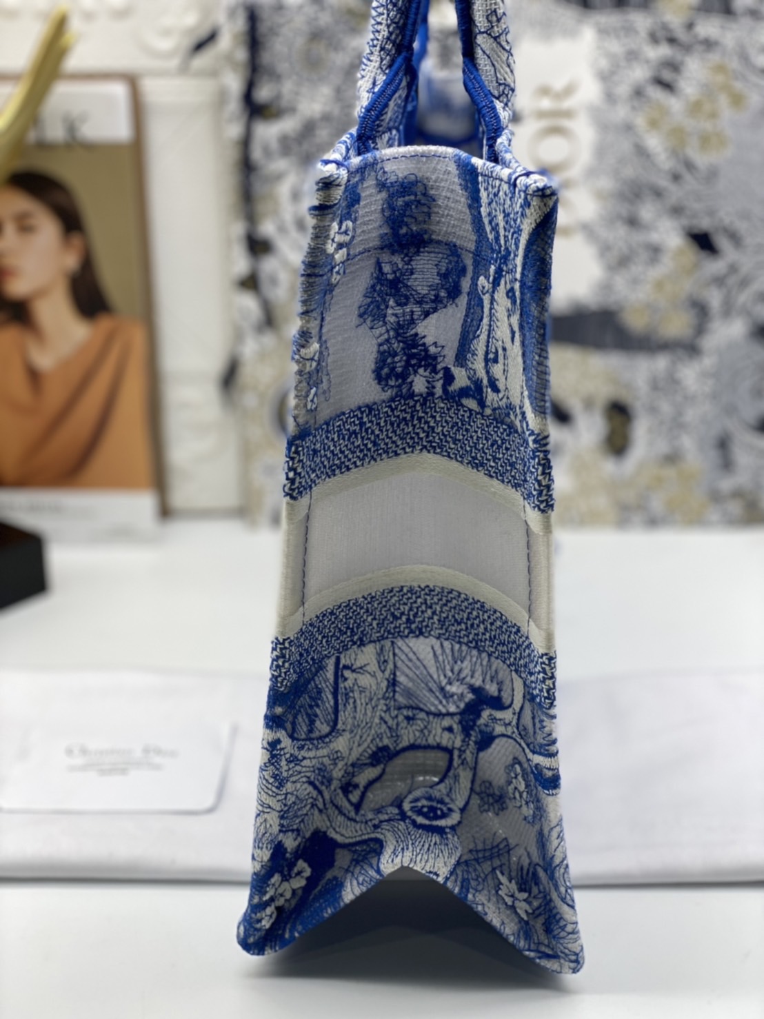 DIOR Book Tote Fluorescent Blue Toile de Jouy Reverse Embroidery เกรดออริจินอล ภาพสินค้าถ่ายจากงานขายจริงใช้งานต่างประเทศได้