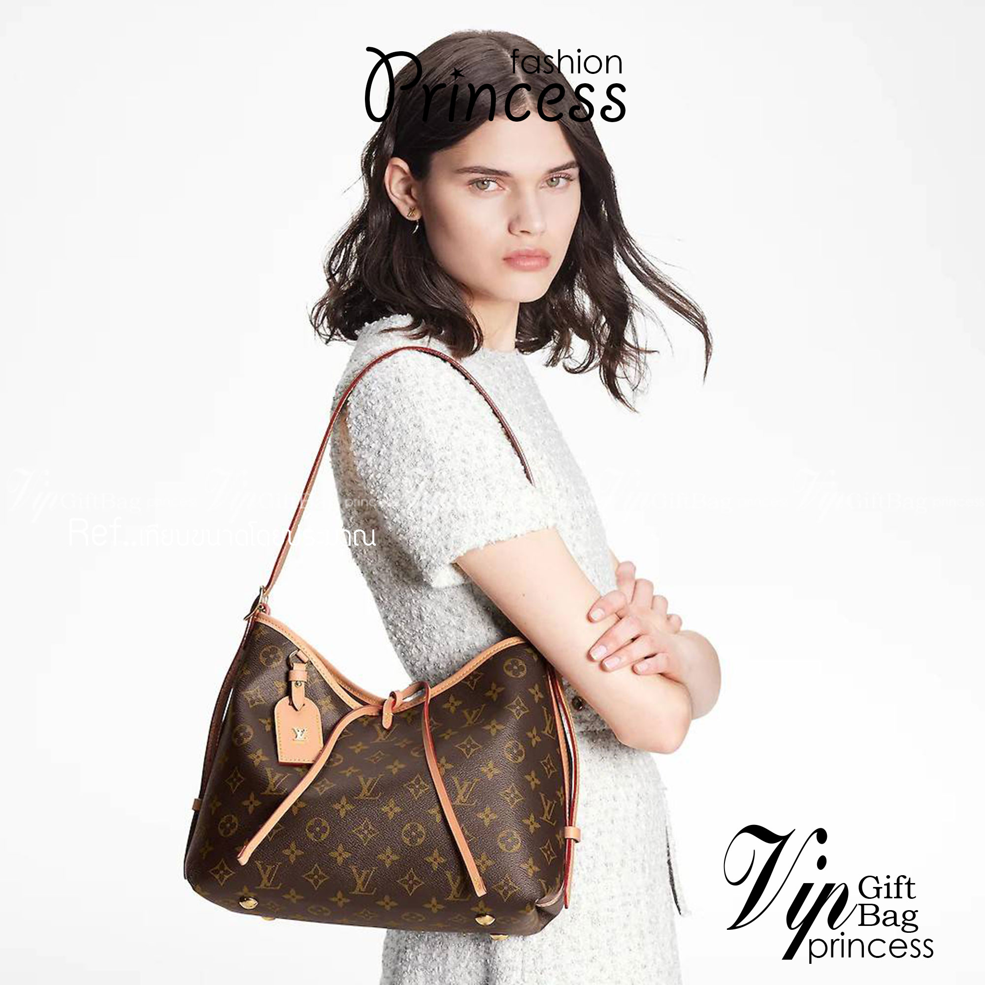 LV CARRYALL PM รุ่นลิมิเต็ดที่สาวๆตามหา กระเป๋าสะพายไหล่ทรงสวย ดีไซน์เรียบง่ายคลาสสิค หรู ดูผู้ดี รูปทรงใช้งานง่าย มาพร้อมใบลูก ไว้เก็บของจุกจิก วัสดุหนังแคนวาส ปากกระเป๋ามีสายหนังผูกกันของหล่นได้และยังมีกระดุมแม่เหล็กอีกด้วย สายสะพายถอดปรับได้ ภายในโล่งก