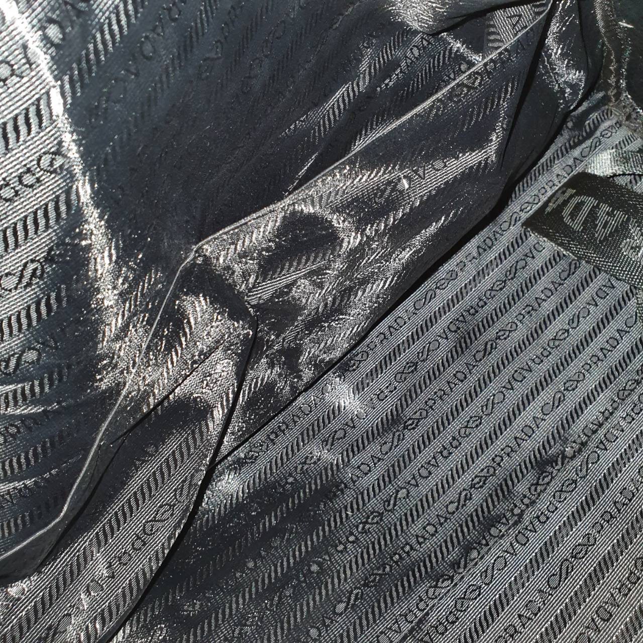 กระเป๋าเดินทาง อีกรุ่นขายดี!!! ของมันต้องมี♡ มาใหม่กับงานพรีเมียมกิฟท์แบรนด์ PRADA กระเป๋า TRAVEL BAG ใส่ของได้เยอะมาก ไปต่างประเทศได้สบายคะ หมดห่วง ตัวกระเป๋าทำจากผ้า NyYLON อย่างดี สามารถกันน้ำได้ ทรงสวยมากคะ มีความอยู่ทรงในระดับนึงด้านหลังมีช่อง