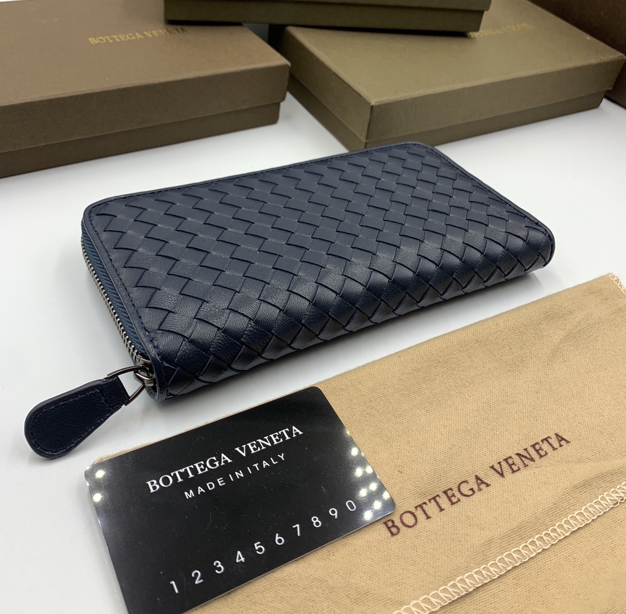 หนังแท้ BOTTEGA VENETA LONG WALLET ZIP AROUND / BV Wallet / BV Long Wallet พร้อมส่งที่ไทย กระเป๋าสตางค์ใบยาวซิปรอบ งานหนังแท้ทั้งใบ รุ่นตามหา เป็นรุ่นยอดนิยม ใช้ได้ทั้งหญิงชาย คลาสสิกหยิบมาใช้งานได้บ่อยที่สุด ใช้ทนทานได้นานภาพสินค้าถ่ายจากงานขายจริง ใช้งา