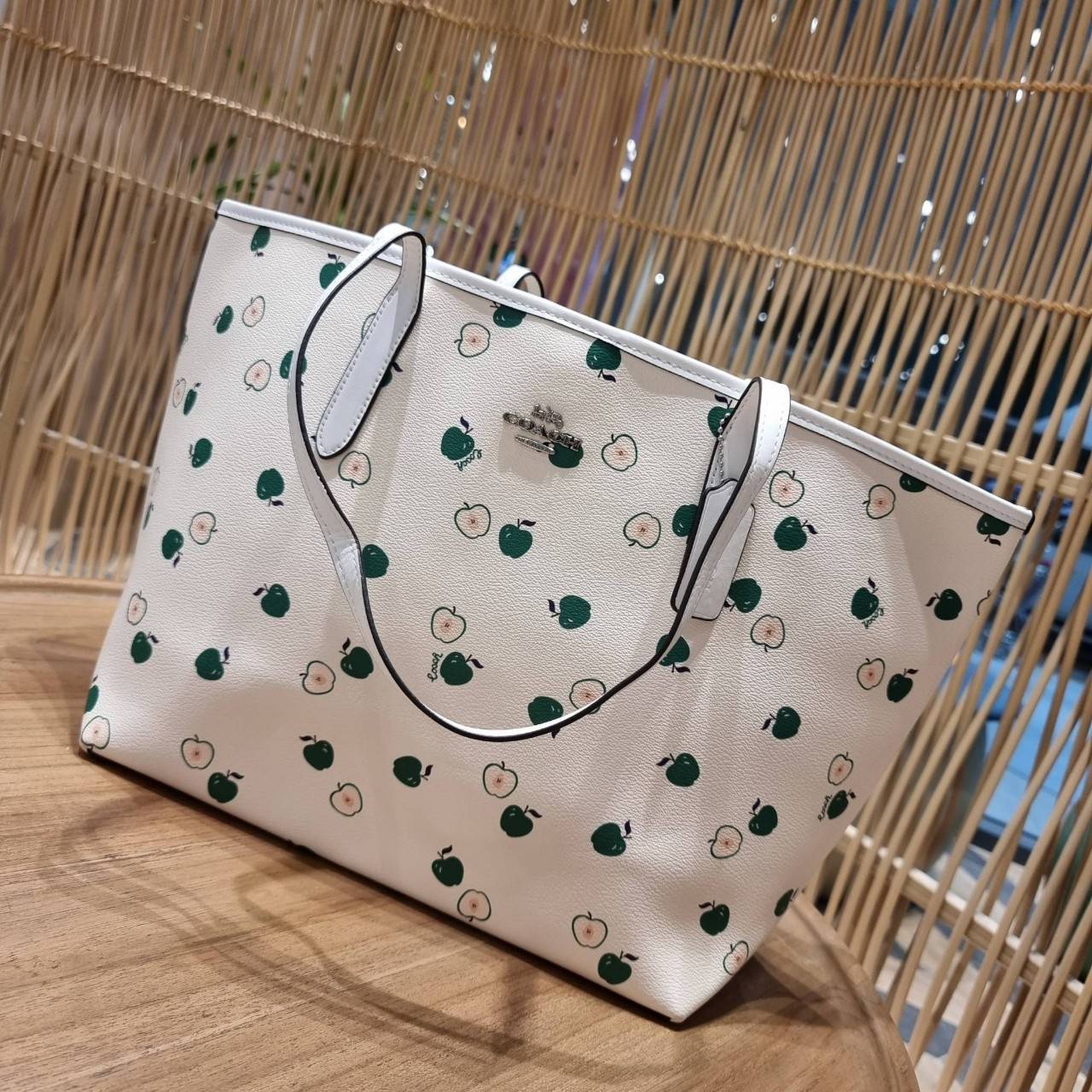 OUTLET 】COACH C4119 CITY TOTE WITH APPLE PRINT COACH CITY TOTE WITH POPSICLE PRINT C4277 แจกความน่ารักสดใส ด้วย 2 รุ่น กับเหล่าแอปเปิ้ลเขียวที่ยกมาทั้งสวน!! และลวดลายไอศครีมโทนชมพูแสนหวาน ดีไซน์ดึงดูดความสนใจได้ดีเลยทีเดียว กระเป๋าทรงช็อปปิ้งใบใหญ่ ที่จุย