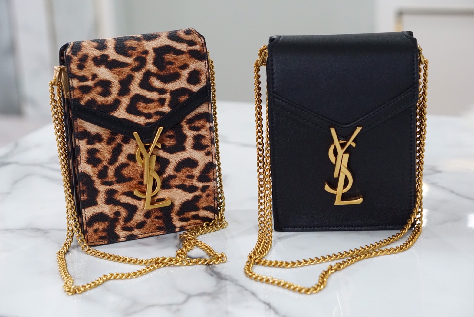 VIP 】YSL SAINT LAURENT CRASSANDA MONOGRAM PHONE BAG 5สี พร้อมส่งที่ไทย ที่นี่ที่เดียว กระเป๋าสะพายครอสบอดี้ขนาดกำลังน่ารักเลยย ทรงสูงใส่โทรศัพท์ได้ทุกรุ่น งานหนังเรียบสวย อะไหล่ทองรมควันหรูมากๆ สะพายดึงได้ทั้งสั้น ยาว ช่องด้านในแบ่งช่อง หยิบของสะดวกค่า ไม