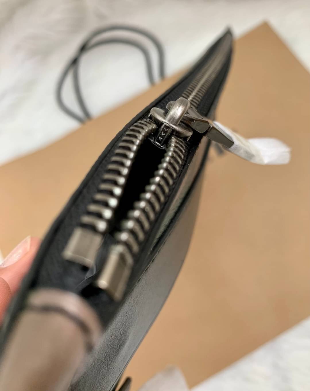 COACH CARRYALL POUCH WITH CAMO PRINT ((29127)) พร้อมส่งค่ะ! กระเป๋าคล้องมือแบบคลัท หนังแท้ หนังนิ่มลายทหารสวยค่ะ;สารมารถใส่ i pad;Tablet (บางรุ่น) ได้ค่ะ; มีช่องเล็กใส่ของจุกจิกสิงช่อง;ซิปซ่อนด้านหน้าหนึ่งช่อง พร้อมสายคล้องมือถอดออกได้หนึ่งสาย