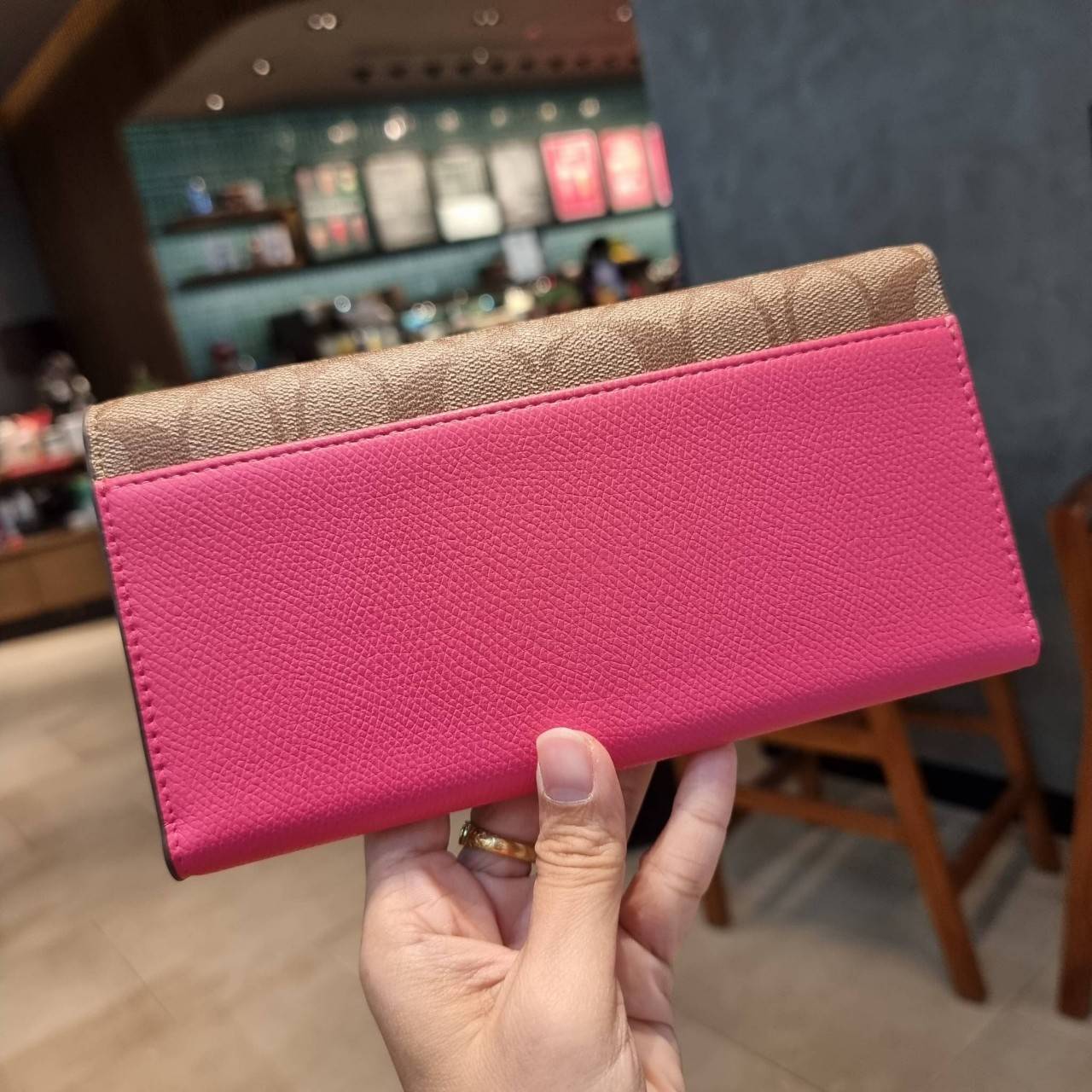 COACH F53763 TRIFOLD WALLET IN SIGNATURE กลับมาแล้วจ้า!! รุ่นขายดี!! 💓 ดีไซน์ใหม่ กระเป๋าสตางค์ใบยาว แถมที่ห้อยใส่บัตรแยกให้ (ถอดออกได้) น่ารักมากๆ ใช้งานง่าย เปิด-ปิดด้วยกระดุม ภายในใส่ธนบัตร ใส่บัตรได้เยอะ ใส่มือถือได้ไปอีก!! จุใจสุดๆ บอกเลยว่าใ