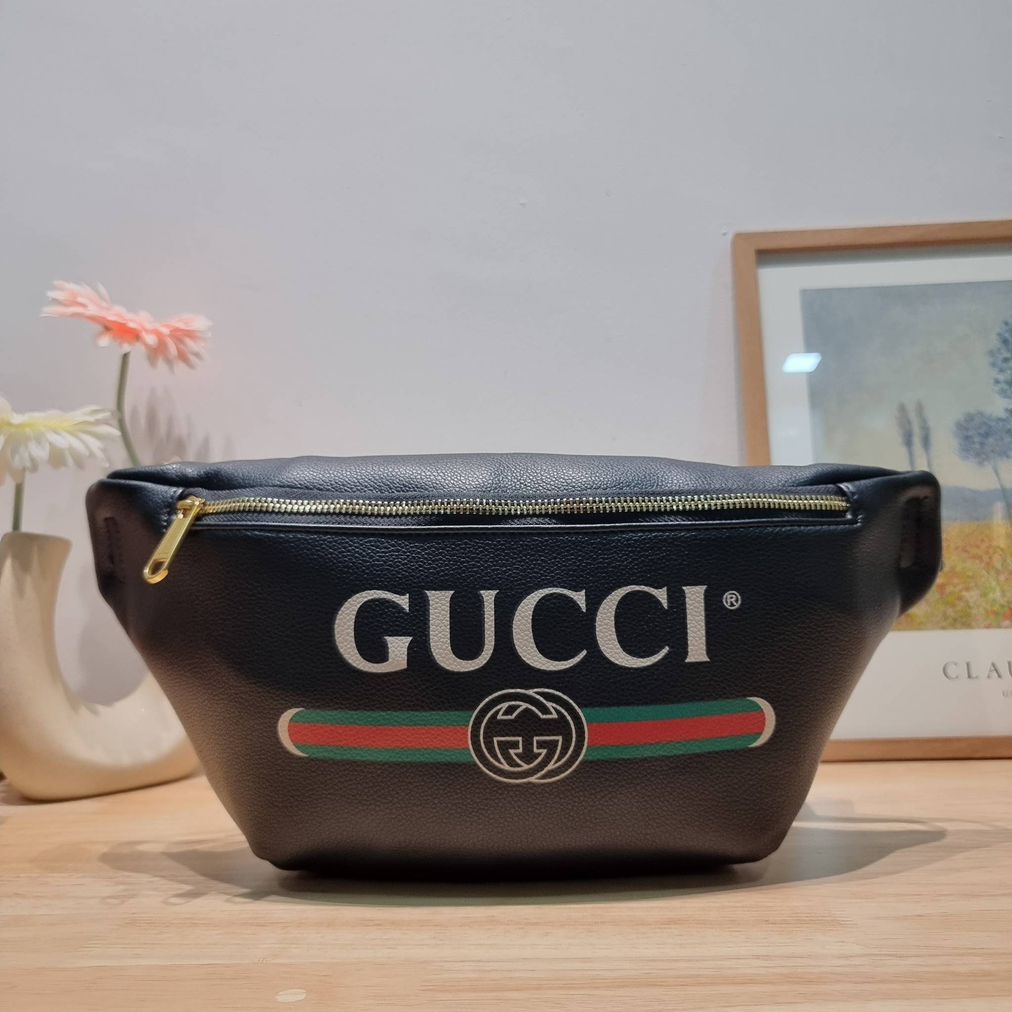 GUCCI Print Logo Belt Bag / GG LEATHER BELT BAG ไอเท็มยอดฮิต ขึ้นแท่น best seller กับกระเป๋าคาดอก ไซส์ใหญ่จุได้คุ้มค่า รูปทรงคลาสสิค พกพาง่าย ดีไซน์ลวดลายเอกลักษณ์ที่เป็นกิมมิค สายสะพายปรับได้ตามชอบ