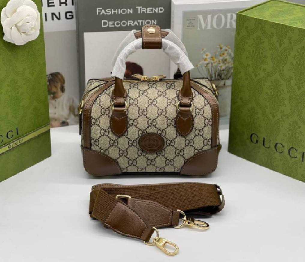 GUCCI Small duffle bag with Interlocking G เกรดออริจินอล กระเป๋าสะพาย กระเป๋าถือทรงหมอนสวยคลาสสิค วัสดุหนังแคนวาสอย่างดี ใบจริงสวยมาก! เปิด-ปิดกระเป๋าด้วยซิป หัวซิปตัว G อะไหล่สีทอง เลิศ!! ภายในโล่งกว้าง มาพร้อมสายสะพาย ปรับได้ ถอดออกได้ จะถือหรือสะพาย cr