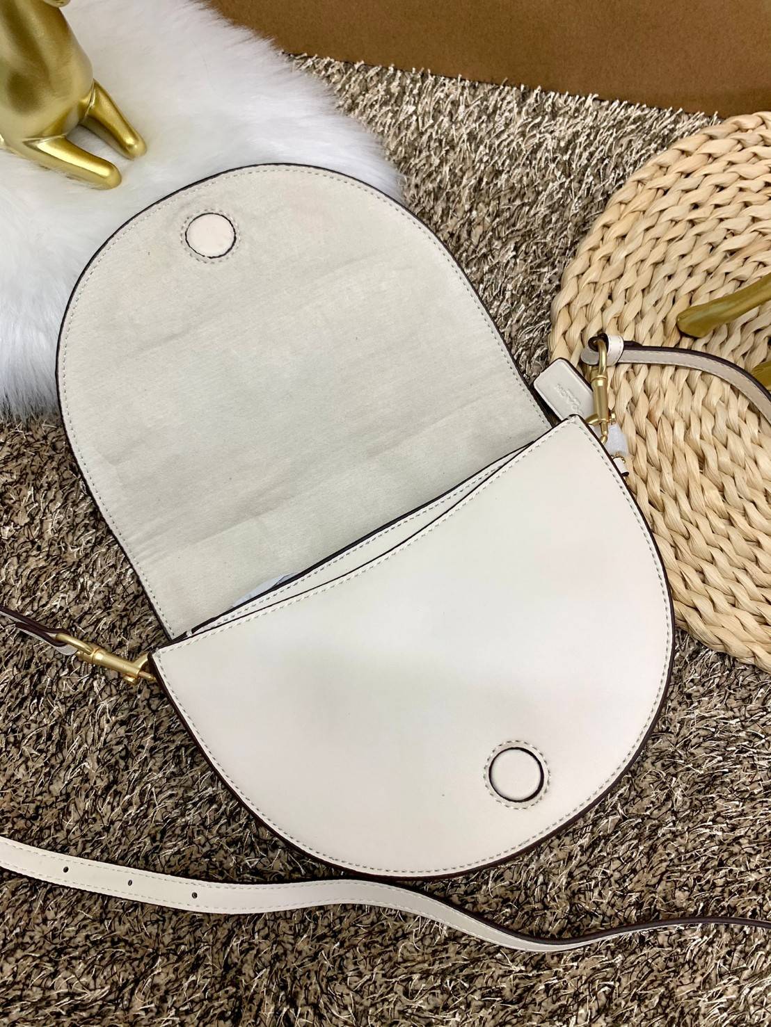 ใหม่ล่าสุด สวยก่อนใครแน่นอนค่า😘COACH ELLEN CROSSBODY WITH DAISY EMBROIDERY((C2863)) 💐พร้อมส่งจำนวนจำกัดค่ะ! กระเป๋าสะพายแบบครอสบอดี้ร์ หนังแท้นิ่มอย่างดีค่ะ 💐ด้านหน้าปักดอกซี่ความหมายดีๆ ละมุนสวยงามมากๆค่ะ เปิดปิดกระเป๋าแบบแม่เหล็ก