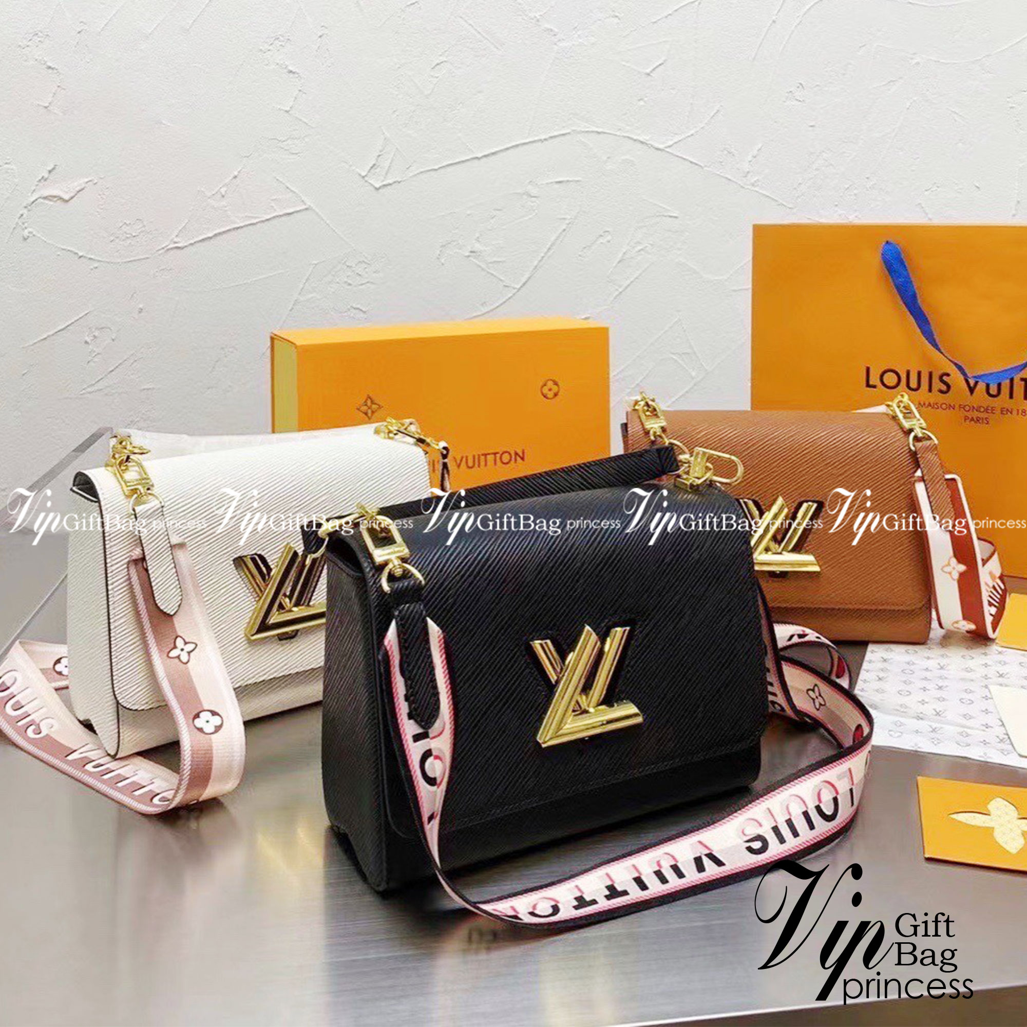 LOUIS VUITTON Twist Shoulder Bag MM / LV Twist MM ที่สุดของความสวยคลาสสิคย้อนยุค กระเป๋าสะพายที่มีลูกเล่น เพิ่มดีเทลให้น่าใช้งาน ด้วยสายสะพายแบบสปอร์ต ที่ปรับเปลี่ยนใช้ได้หลากหลาย วัสดุหนัง epi สวยคม ทนทาน ลวดลายเส้นไม้ แบบไม่มีใครซ้ำ เลิศๆไปอีกกับโลโก้สี