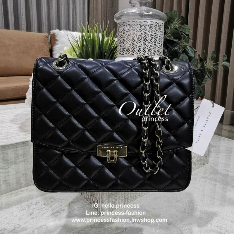 CHARLES & KIETH DETAIL CROSSBODY BAG กระเป๋าสะพายทรงเหลี่ยมดีไซน์สวยหรูคลาสสิควัสดุหนังนิ่มลายตารางอยู่ทรงสไตล์ Chanel เปิดปิดด้วยตัวล๊อคแบบพับอะไหล่ทองปั้มโลโก้ด้านหน้าสวยดูดี พร้อมสายสะพายโซ่ร้อยหนังสามารถสะพายไหล่หรือ Crossbody ก็ดูดี ภายในมีโลโก้และหน