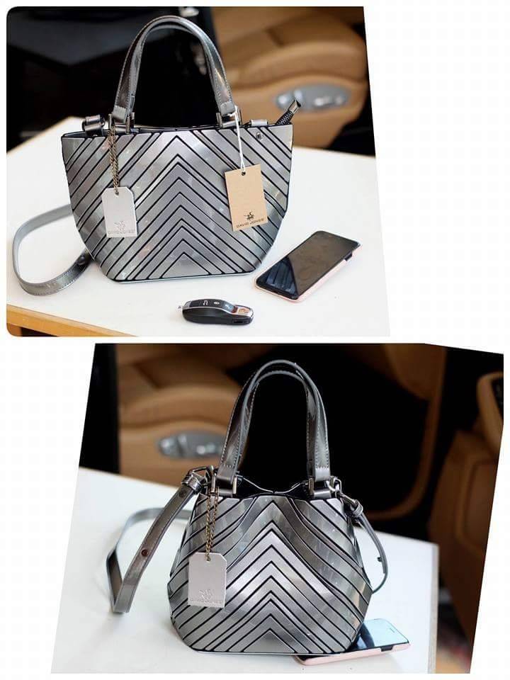 David Jones mini tote bag New arrival & Limited edition กระเป๋าถือหรือสะพาย ลายสวย V shape look modern ปรับใช้ได้ 2 ทรง น้ำหนักเบา ใส่กระเป๋าสตางค์ยาวได้ค่ะ มีช่องเล็กใส่ของจุกจิก ใบนี้ mix & match ได้ทุก look ค่ะ #OBSDAVIDJONES
