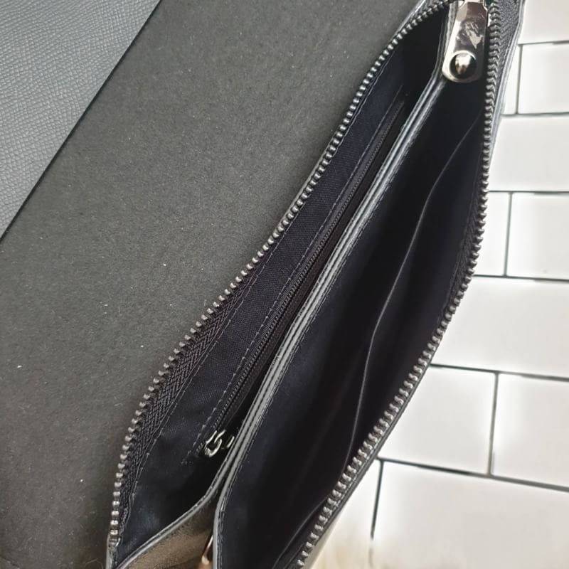 คลัชมาใหม่ สัปดาห์นี้ค่า ‘ Stair ‘ Clutch bag ✔️รอบนี้เข้าเพิ่มอีก 5 ลายเลยน๊า หลังจากปล่อยคอลเลคชั่นแรกออกไปแล้วได้รับความนิยมมากๆ รอบนี้จัดเฉดสีกลางๆ ให้แมทช์ง่ายกับชุดด้วยค่า **หนังวัวแท้ค่า