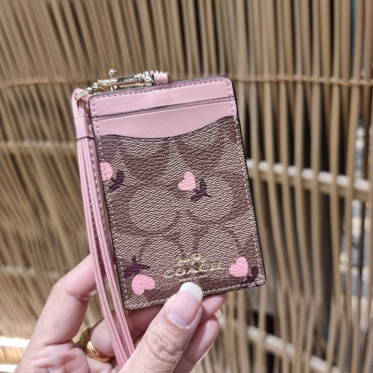 COACH C3305 ID LANYARD IN COLORBLOCK SIGNATURE CANVAS ง่ายๆแบบไม่ธรรมดา!! คลาสสิคแต่มีดีเทลโดดเด่น!! กระเป๋าถนอมบัตร พร้อมสายคล้องคอ ดีไซน์ลวดลายสวย ดูดีทุกแบบ ใช้งานง่าย พกพาสะดวก จะใส่บัตรพนักงาน บัตรเครดิต บัตรปชช. ใบขับขี่ และบัตรอื่นๆที่อยากจะใส่!! ต