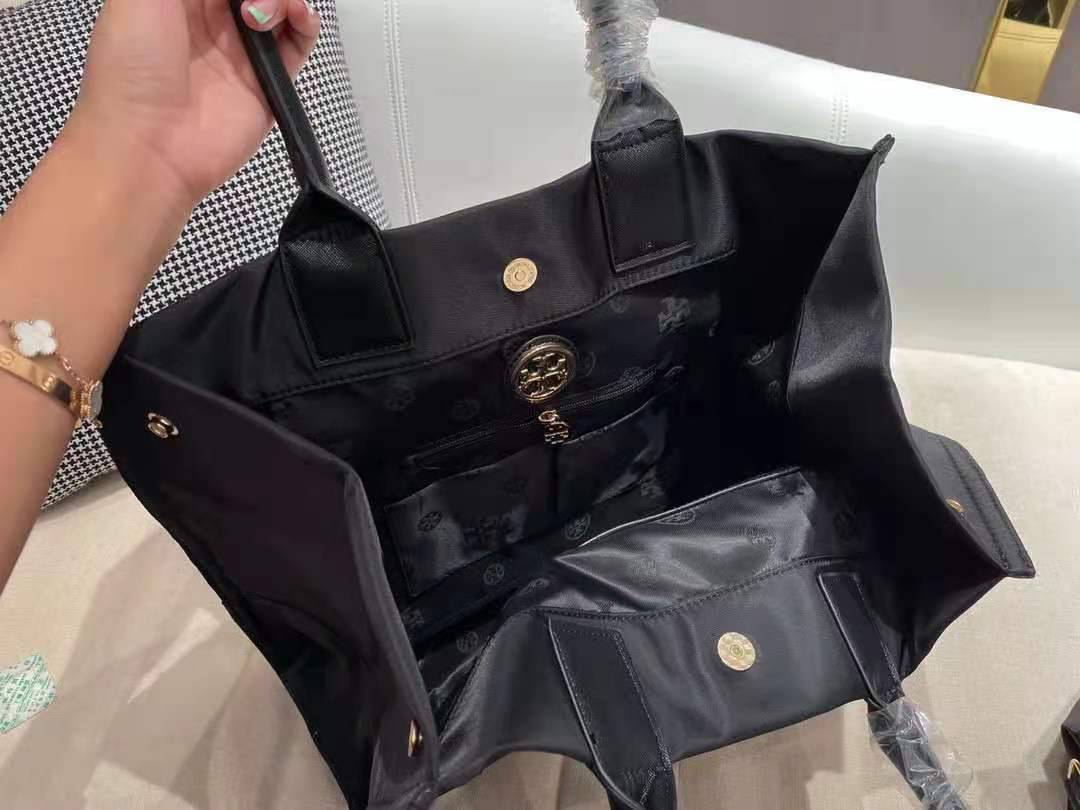 TORY BURCH ELLA TOTE BAG **BUY1GET1 สวยคุ้มในราคาสบายกระเป๋า‼️ กระเป๋าทรง SHOPPING วัสดุ NYLON ทั้งใบตัดด้วยหนัง SAFFIANO ดำ ตกแต่งด้วยหมุดรอบโลโก้แบรนด์ ด้านในบุผ้าปั้มแบรนด์ เปิดปิดด้วยกระดุมแม่เหล็ก ช่องกว้างหลักหนึ่งช่องและช่องซิปอีกช่อง พร้อมช่องใส่ข