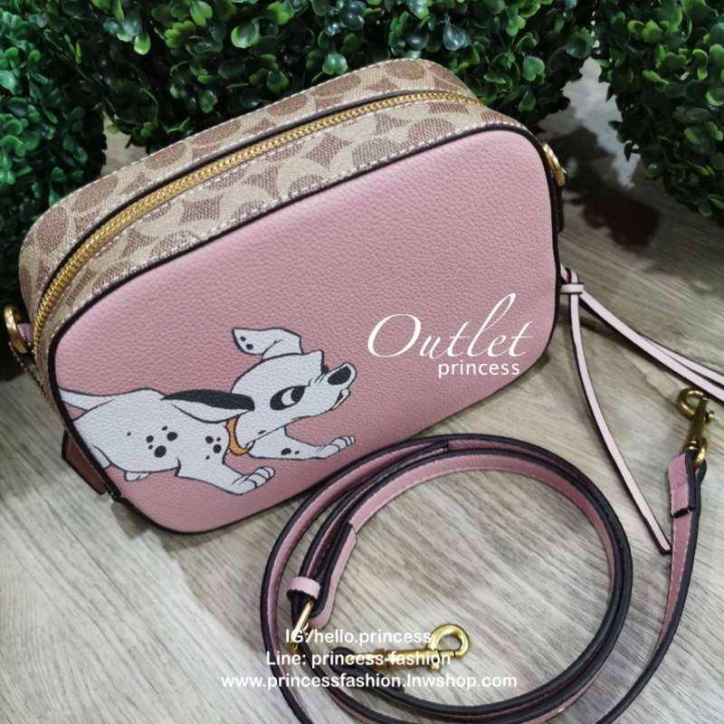 DISNEY X COACH Crossbody Bag 2019 New collection & Limited collection กระเป๋าสะพายขนาดกำลังน่ารัก วางอยู่ทรง วัสดุหนัง ลายตัวการ์ตูน Disney 3 charactors เปิดปิดด้วยซิป ภายในโล่ง ใส่ wallet ยาว มือถือได้ทุกรุ่นมีช่องเล็ก และช่องซิป พร้อมสายสะพายยาว ถอด ปรั