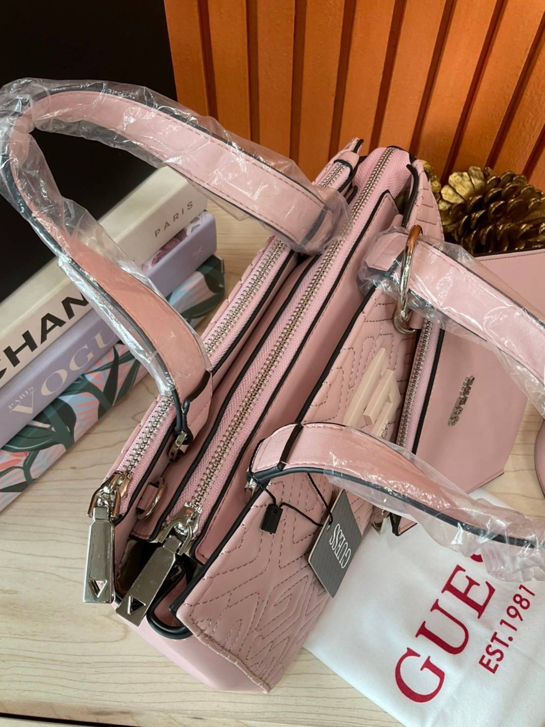 ของแท้ 💯% 】Guess Women’s Crossbody Bag กระเป๋าสะพายข้าง มาพร้อมกระเป๋าใบเล็ก ถอดออกแยกใช้งานได้ วัสดุ Pu หนังนิ่ม จับนุ่มมือมากๆ ด้านหน้าประดับโลโก้แบรนด์ กระเป๋ามีดีเทลเย็บลาย G