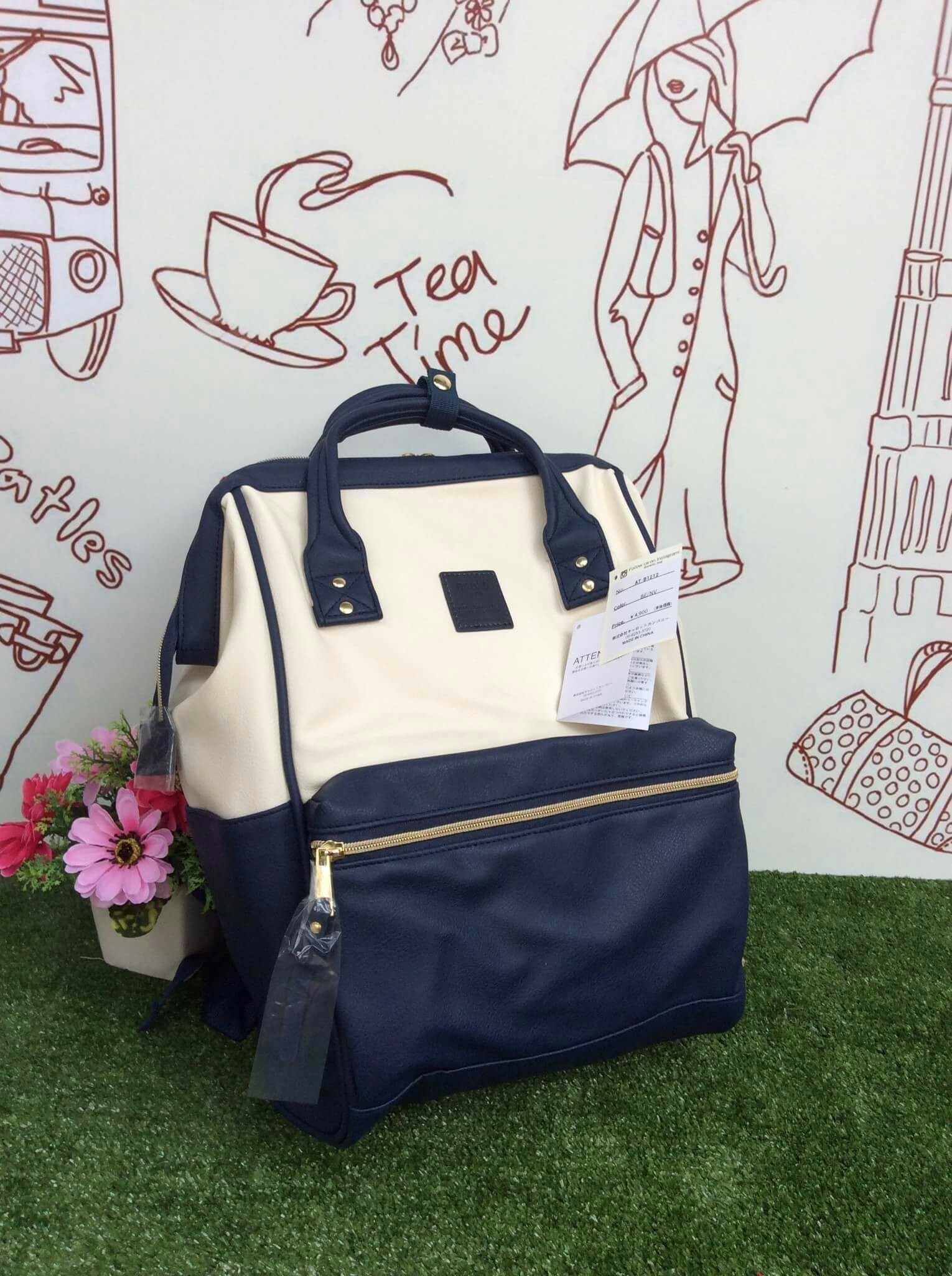 รุ่น คลาสสิก Anello Classic Polyurethane Leather Rucksack เป้อเนลโล ทำจาก PU Leather ทั้งใบ ดูแลทำความสะอาดง่าย น้ำหนักเบา สวยน่ารักดูดีค่ะ รุ่นนี้เป็นขนาดคลาสสิก (regular) สายสะพายแข็งแรง ด้านในบุผ้าอย่างดีค่ะ ด้านหลังและสายสะพายมีฟองน้ำช่วยซับพอร์ตไม่เจ