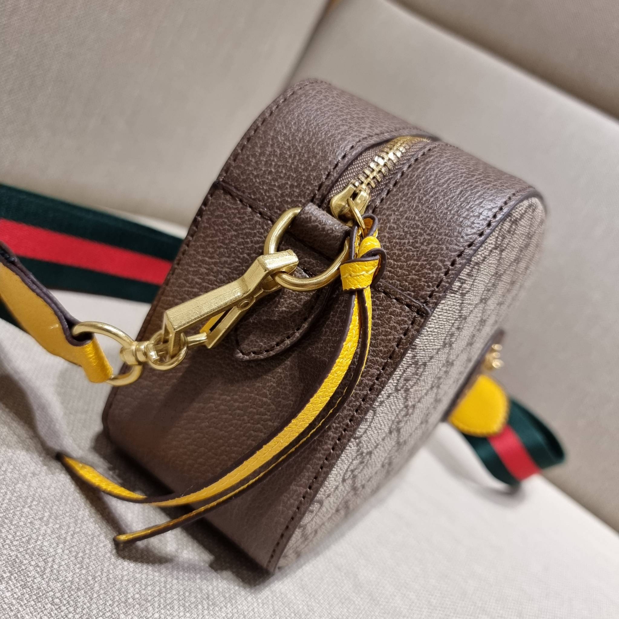 VIP 】GC STRAP SHOULDER BAG กระเป๋าสะพายข้างวีไอพีจากเคาน์เตอร์ duty free วัสดุหนังแคนวาสทนทาน ทรงสวย โดดเด่นตรงสายสะพายสีสดใสเป็นเอกลักษณ์ ตัดกันกับกระเป๋าได้อย่างลงตัว เปิด-ปิดกระเป๋าด้วยซิป รูดใช้งานง่าย ภายในโล่งกว้าง มีช่องแยกให้ ใส่ของสำคัญได้สบายๆ ส