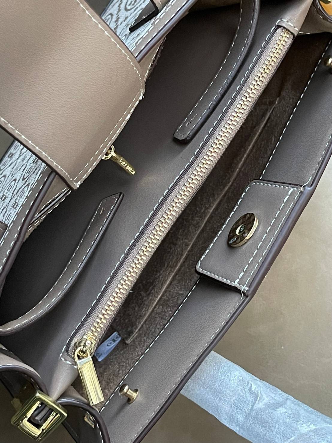 Tory burch T monograme Walker small sacthel คอลเลกชั่นนี้เป็นกระเป๋าที่ตอบโจทย์สาววัยทำงานอย่างมาก ใช้เป็น Everyday Bag สำหรับสาว ๆ เหมาะกับการใช้งานทุกช่วงเวลา ลวดลายของ T Monogram สุดคลาสสิก ตกแต่งขอบด้วยหนัง ยังจุของได้เยอะตอบโจทย์สาว ๆ ที่มีของใช้ส่วน