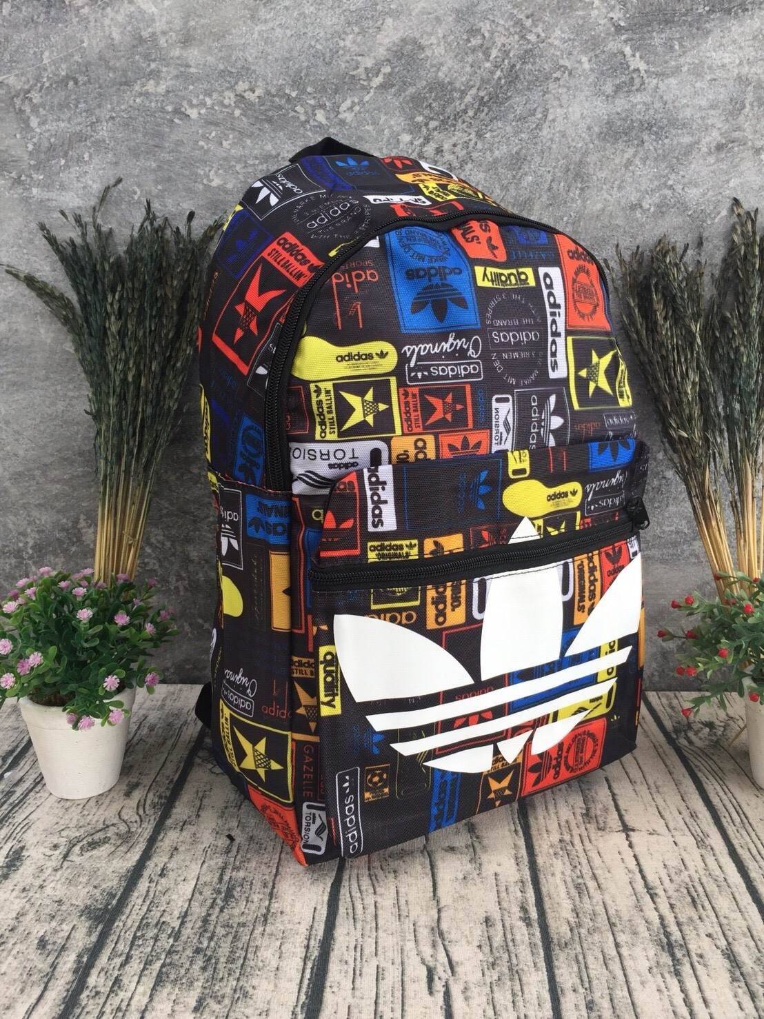 ADIDAS WOMEN ORIGINALS CROCHITA CLASSIC BACKPACK กระเป๋าเป้ แบบใหม่ล่าสุด พิมพ์ลายคลาสสิค ใช้เป็นกระเป๋านักเรียน หรือเป้กีฬาได้ ช่องใส่ของใหญ่แยกช่องสำหรับใส่หนังสือ และมีช่องหน้าใส่ของจุกจิก รูปแบบสวยทันสมัย ใช้ได้ทั้งชาย-หญิง วัสดุคุณภาพดี กันน้ำได้