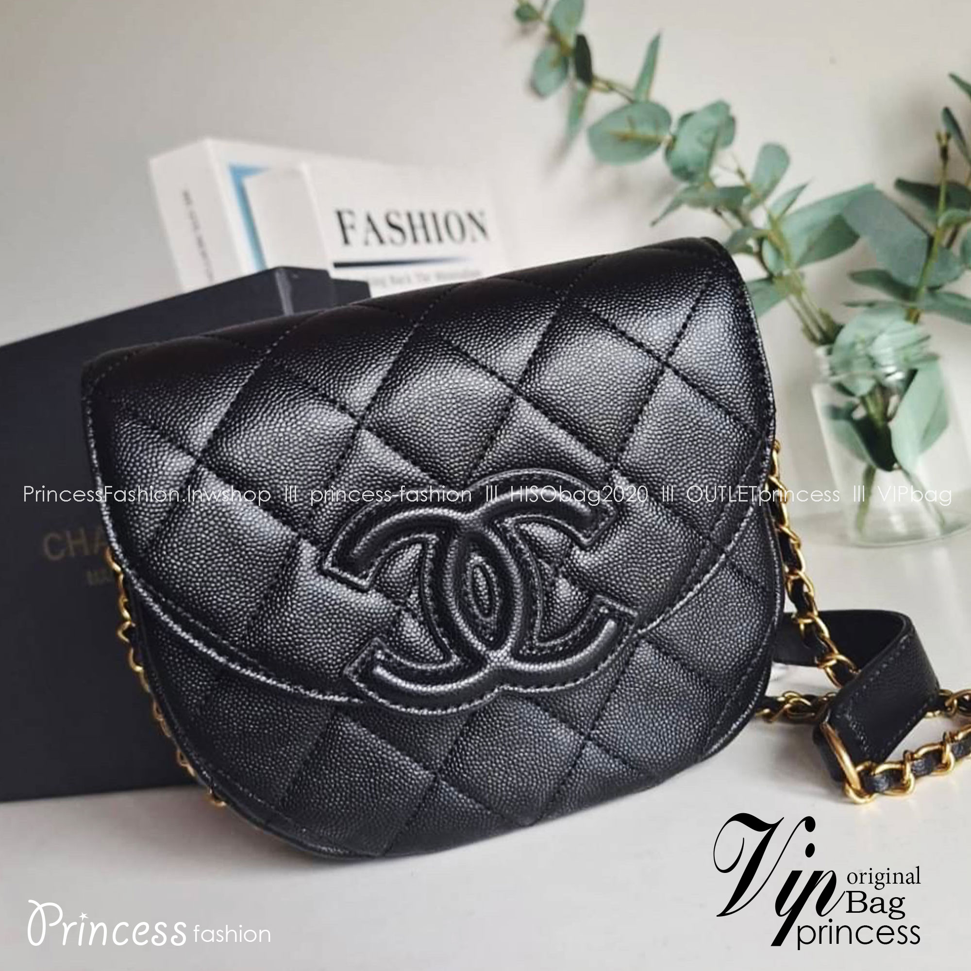 CHANEL VIP CROSSBODY CHAIN BAG กระเป๋าทรงครอสบอดี้ ที่กำลังมาแรงมาในตอนนี้ หนังพียูพรีเมี่ยมลายคาเวียร์ อะไหล่ทองวินเทจทั้งใบ ด้านหน้าประดับโลโก้หนูสุดหรู