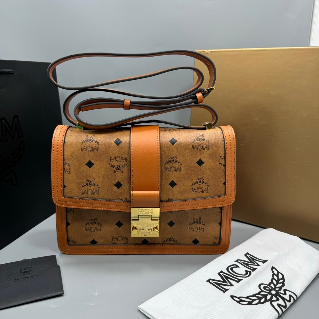 M.C.M MEDIUM TRACY SHOULDER BAG IN VISETOS กระเป๋าสะพายข้าง สุดหรู มาร์ทเทห์ เกรดออริ สลับแท้ 1:1 ใช้งานต่างประเทศได้