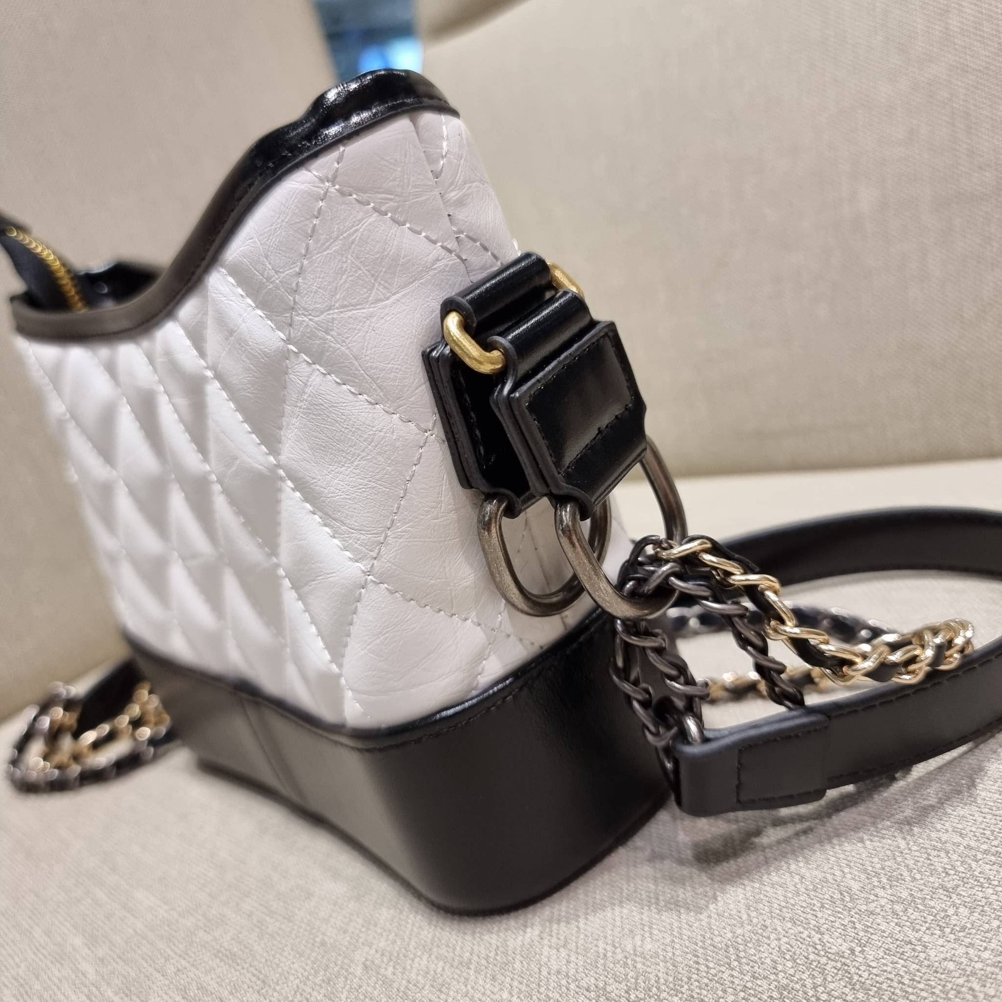 9" CHANEL SHOULDER BAG / CHANEL GABRIELLE HOBO BAG ไซส์คลาสสิค กระเป๋าสะพายข้าง/ไหล่ หนังแท้ นิ่ม หรู มาพร้อมพวงกุญแจสัญลักษณ์แบรนด์ อะไหล่พร้อมโซ่สะพายสีทองสลับสีเงินรมดำ สามารถสะพาย crossbody หรือสะพายไหล่ได้หมด สะพายแล้วขับผิวมากๆ เปิด-ปิดกระเป๋าด