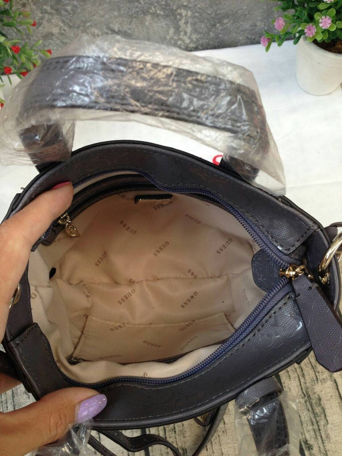 GUESS DELANEY SAFFIANO MINI CROSSBODY BAG WITH STAR กระเป๋าถือหรือสะพาย GUESS FACTORY วัสดุหนังลาย Saffiano ประดับอะไหล่เงินรูปดาวสุดชิค ขนาดกำลังดี น้ำหนักเบา ด้านหน้าประดับ logo พร้อมกับ พวงกุญแจ Signature แบรนด์ที่หูหิ้ว ถอดเเยกใช้ได้ เปิดปิด ด้วยซิป ภ