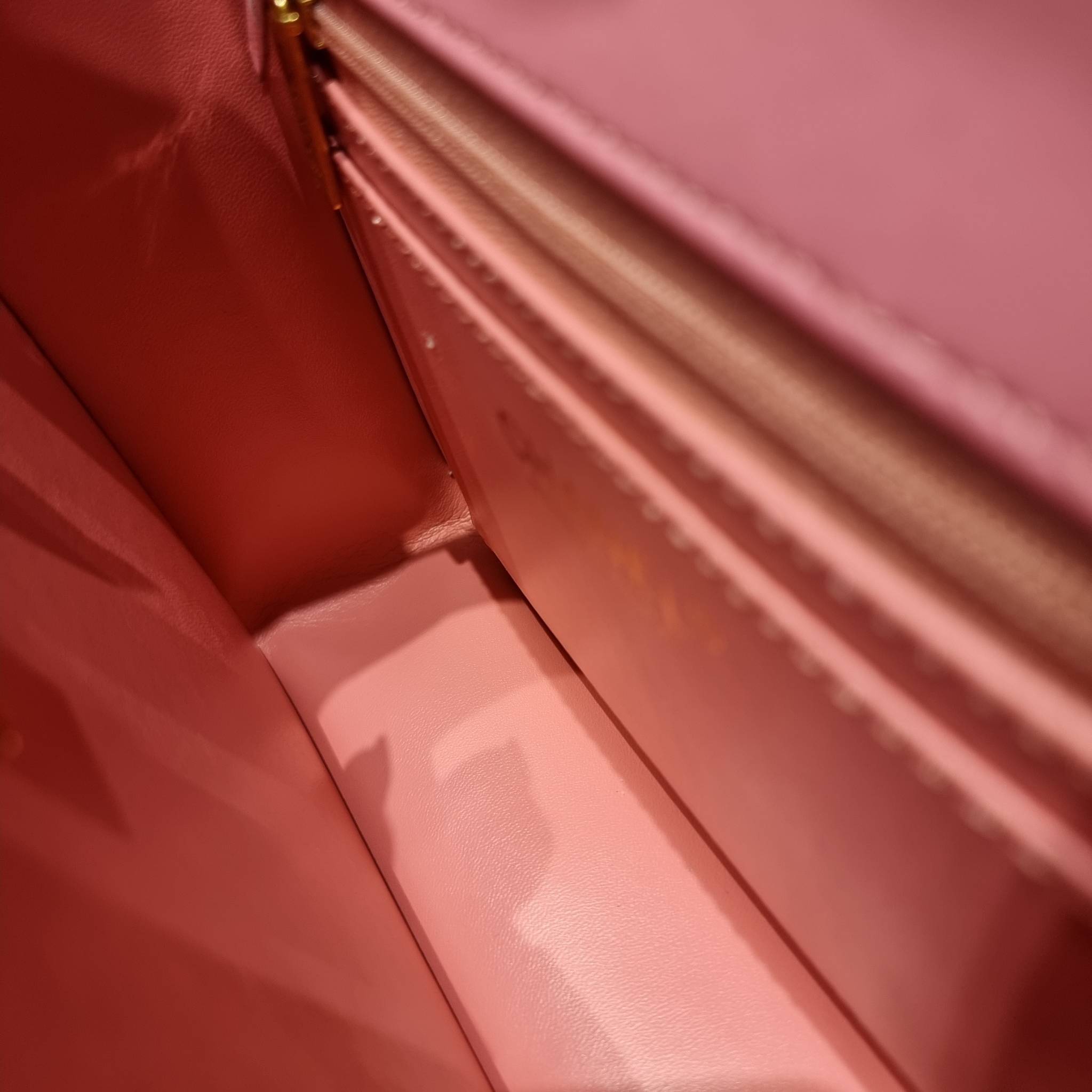 CHANEL flap bag with chain กระเป๋าสะพายสุดหรู สวยดูแพง รูปทรงคลาสสิค ขนาดกำลังพอเหมาะ สายสะพายโซ่ในตัว น้ำหนักเบา และยังมีหูจับในตัว สะดวกต่อการพกพา ตัวกระเป๋าเปิดด้วยกระดุมแม่เหล็ก วัสดุหนังอย่างดี ผิวสัมผัสดี ภายในเป็นช่องโล่ง และยังมีช่องซิปให้ด้วย