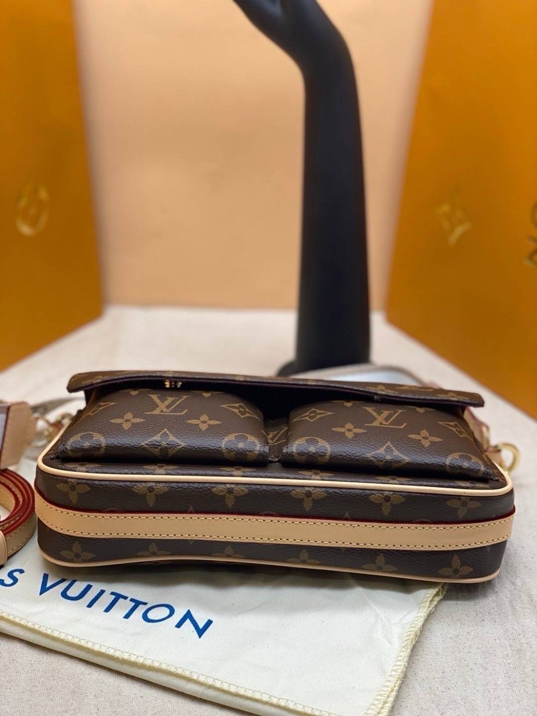 ORI | LV Vivacite bag กระเป๋าสะพายมัลติ สายหนังครอสบอดี้ สะดวกใช้มากๆตรงด้านหน้า ดีไซน์แบ่งเป็นกระเป๋าเล็กไว้ให้เก็บของจุกจิก สวยหรูดูแพง