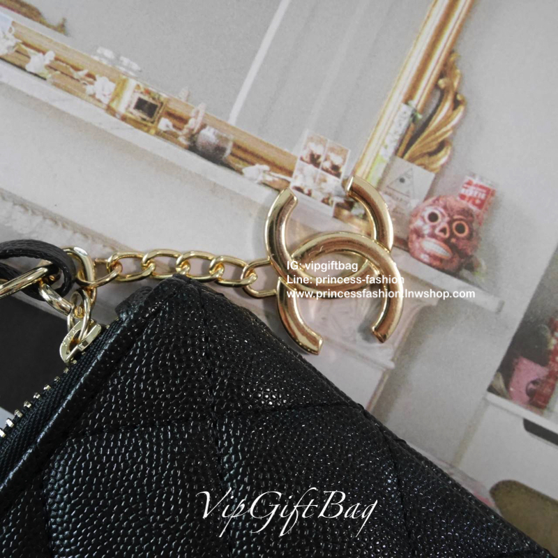 รุ่นใหม่ล่าสุด ที่สาวๆหลายคนรอคอย! *ใบเล็กน่ารัก *หนังคาเวียร์แน่น กับ CHANE VIP GIFT PURSE BAG กระเป๋าคล้องมือ ทรงสวย ขนาดกะทัดรัด จากงาน VIP GIFT รุานหายาก วัสดุหนังคาเวียร์สุดหรูเปิดปิดด้วยซิปอะไหล่ทอง ประดับโลโก้ ด้านในใส่กระเป๋าสตางค์สั้ร มือถือ ipho