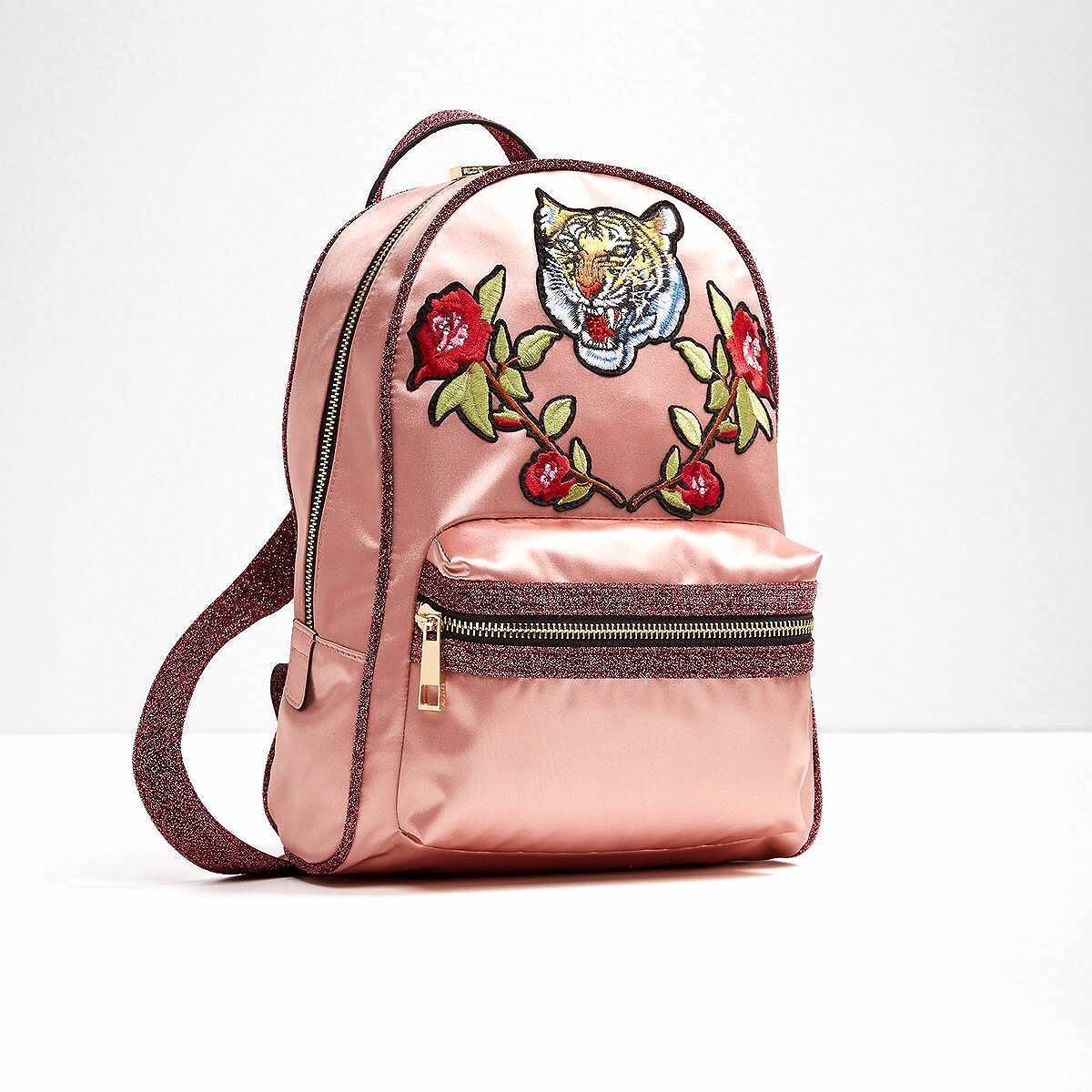 ALDO Grawn Satin Backpack with Tiger&Rose Patches กระเป๋าเป้สะพายหลังจาก ALDO แบรนด์ดังแคนนาดา ดีไซน์สุดชิคปักลายเสือและดอกไม้สวยทั้ง2สี ด้านหน้ามี 1 ช่องซิป เปิดปิดด้วยซิปคู่สะดวกใช้ ภายในมีโลโก้ ช่องซิปและช่องใส่ของ จุได้เยอะ ใส่ ipad ได้ น้ำหนักเบา หูจ